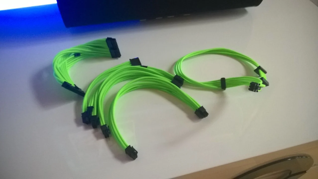 NCASE M1 Mamba Mod: vorbereitete grün gesleevte Kabelsätze