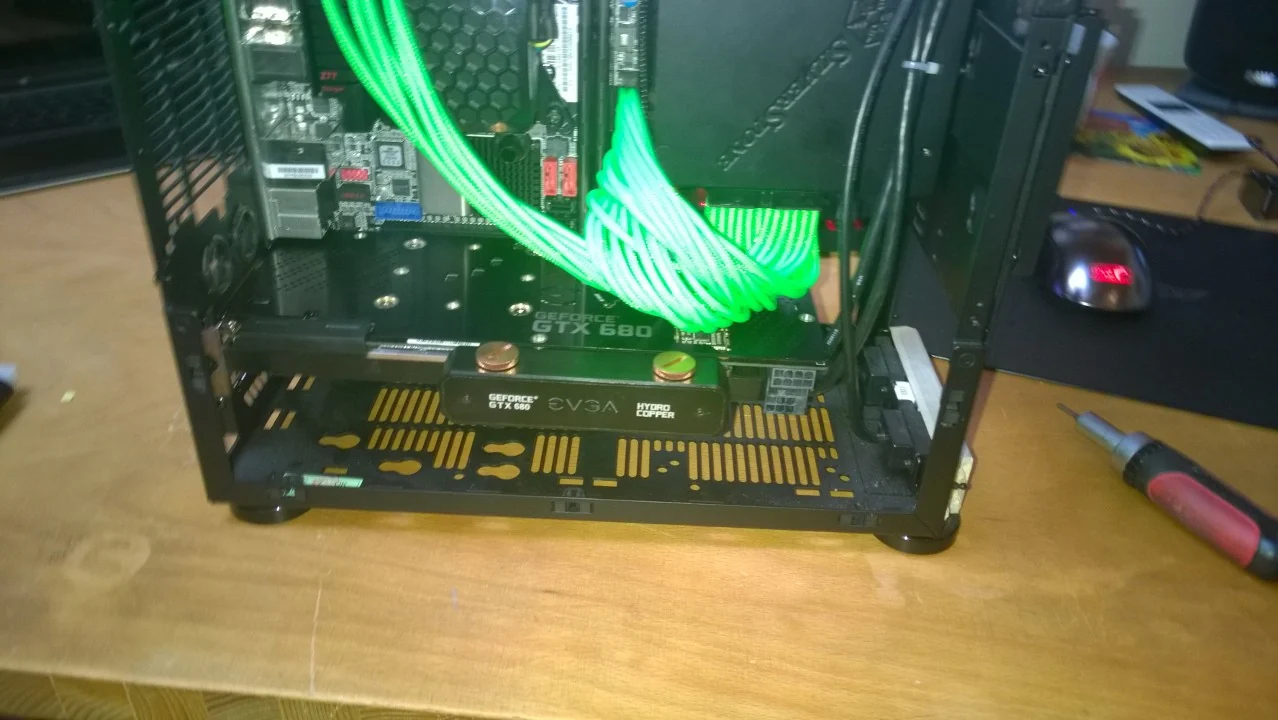 NCASE M1 Mamba Mod: erste montierte grüne Verkabelung neben der Grafikkarte