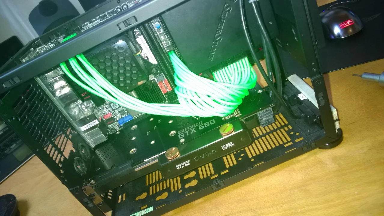 NCASE M1 Mamba Mod: grüne Kabelstränge und Grafikkarte im frühen Aufbau