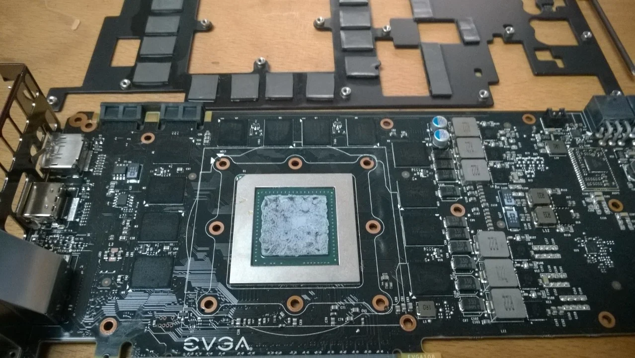NCASE M1 Mamba Mod: freigelegte EVGA-Grafikkarte vor der Montage des Kühlers