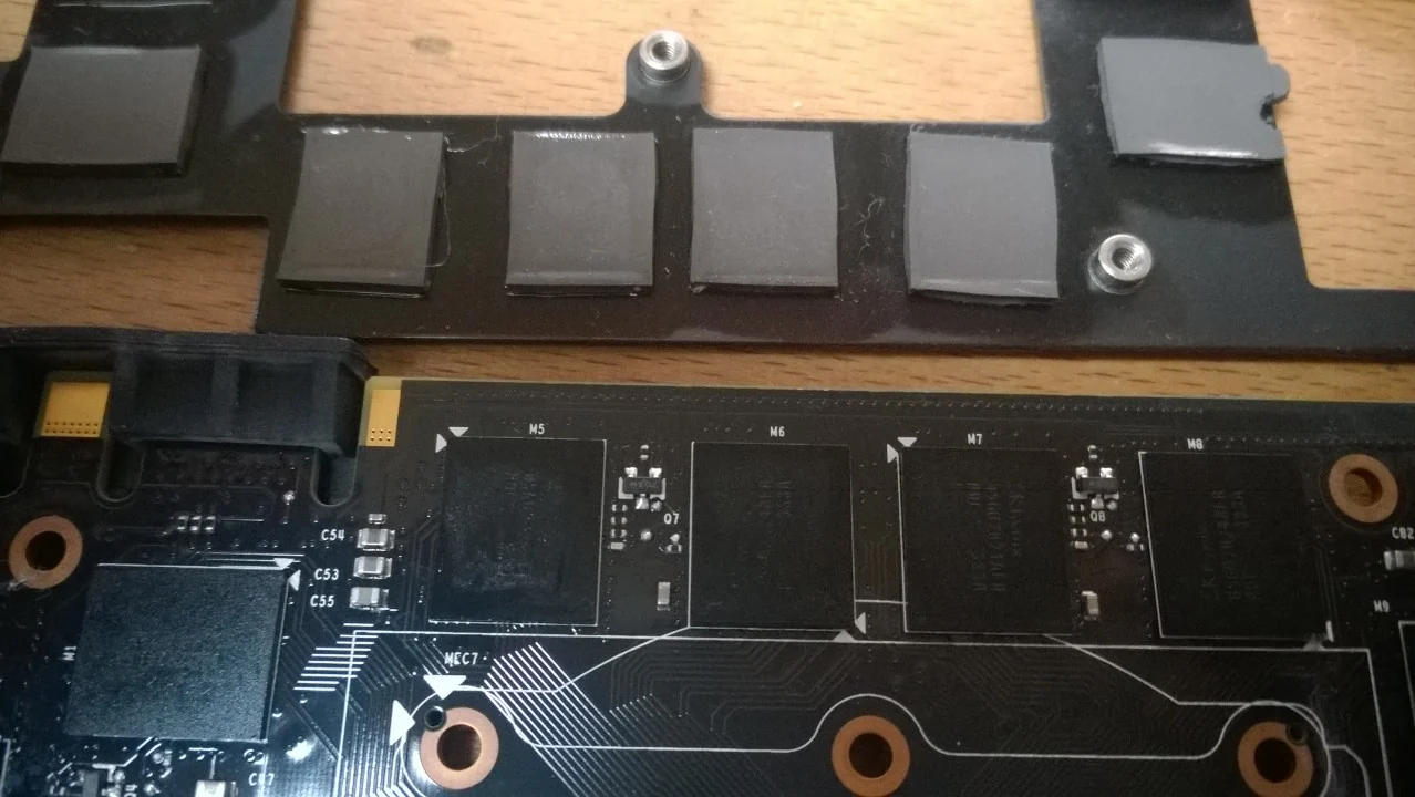 NCASE M1 Mamba Mod: Speicherbausteine und Wärmeleitpads auf der Grafikkarte