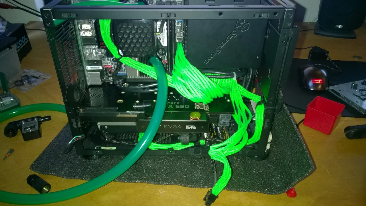 NCASE M1 Mamba Mod: offener Aufbau mit grünen Kabeln und Kühlschläuchen