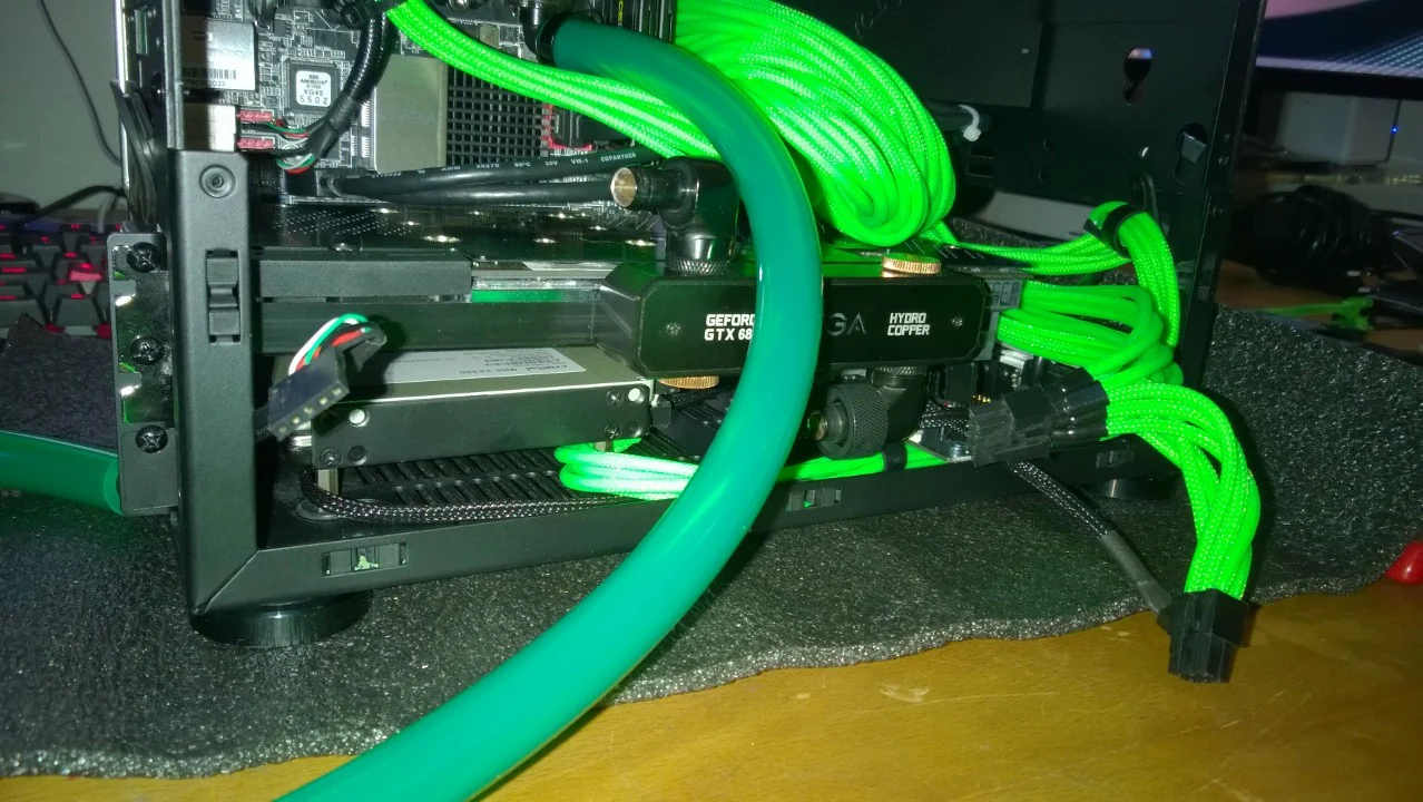 NCASE M1 Mamba Mod: Grafikkarte, Schläuche und Verkabelung im kompakten Innenraum
