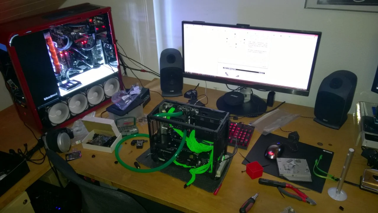 NCASE M1 Mamba Mod: Arbeitsplatz während des Einbaus der Wasserkühlung
