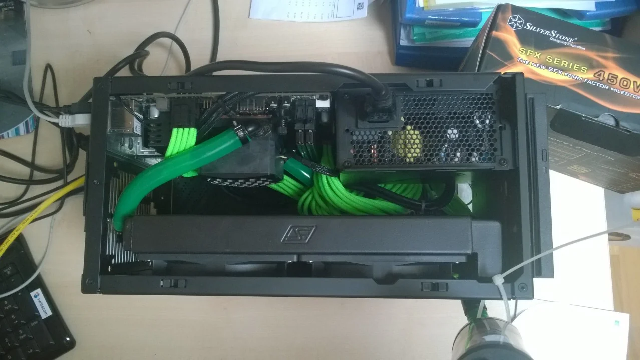 NCASE M1 Mamba Mod: Draufsicht auf Radiator, Schläuche und grünes Kabelmanagement