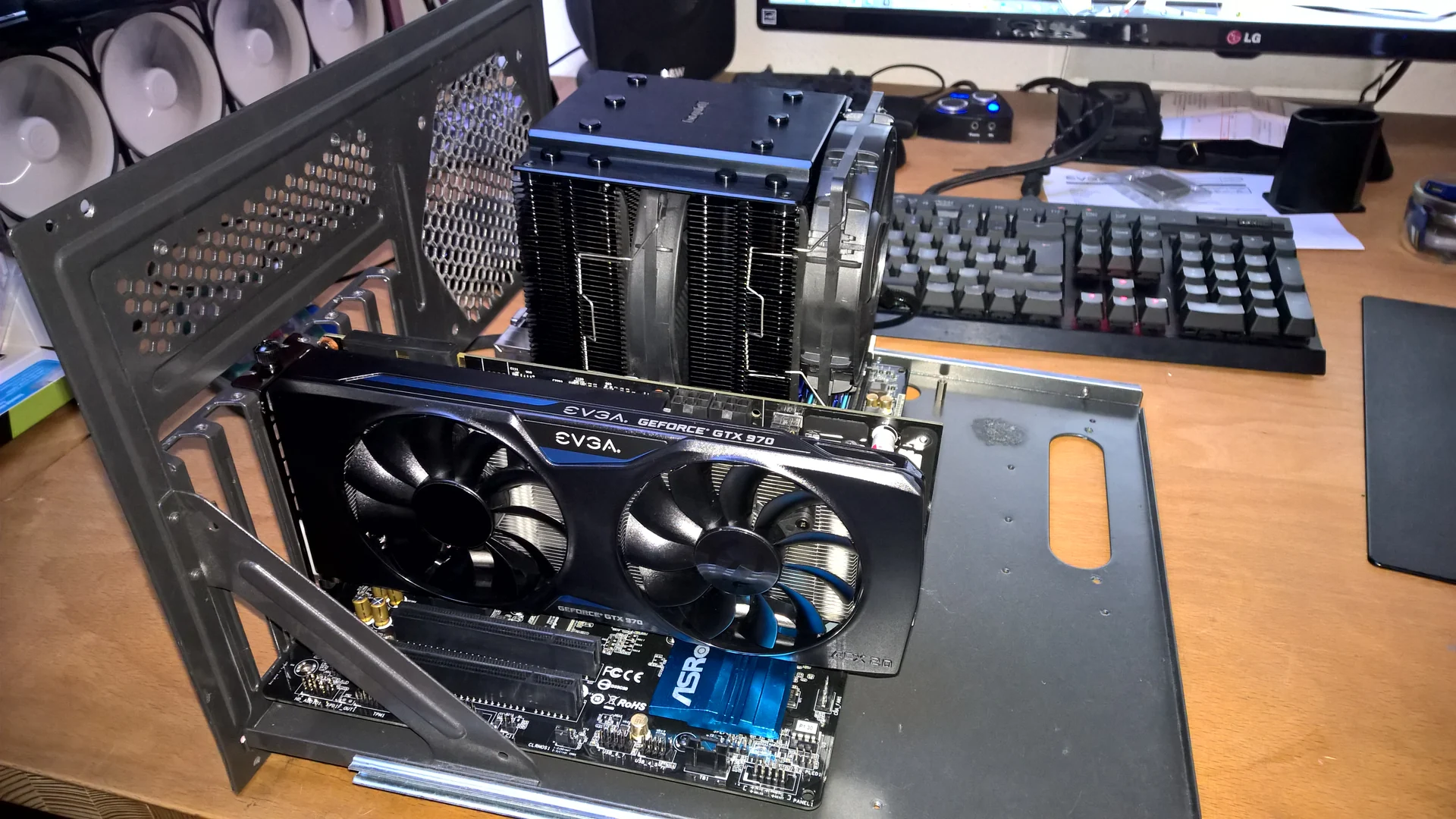 NCASE M1 Mamba Mod: offener Aufbau mit EVGA-Grafikkarte und Luftkühler