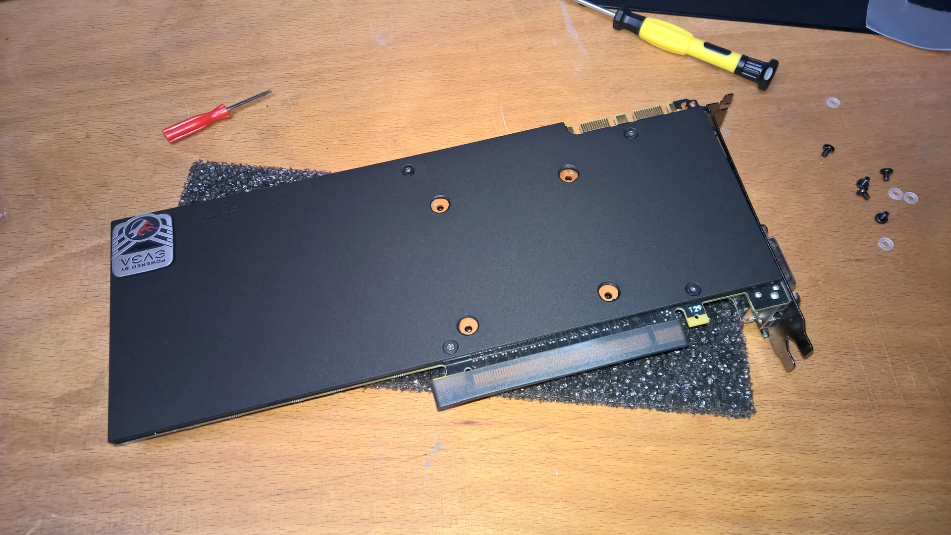 NCASE M1 Mamba Mod: schwarze Backplate während der Grafikkartenmontage
