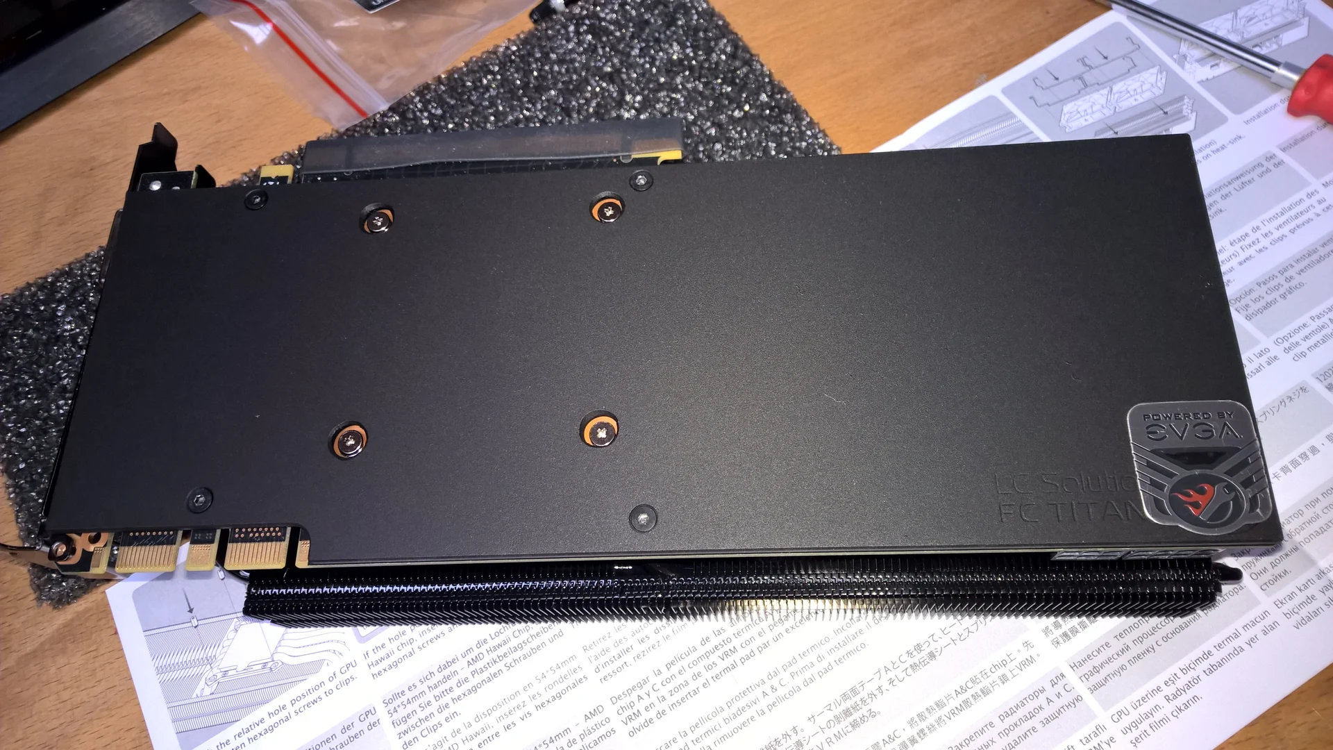NCASE M1 Mamba Mod: montierte schwarze Backplate der Grafikkarte