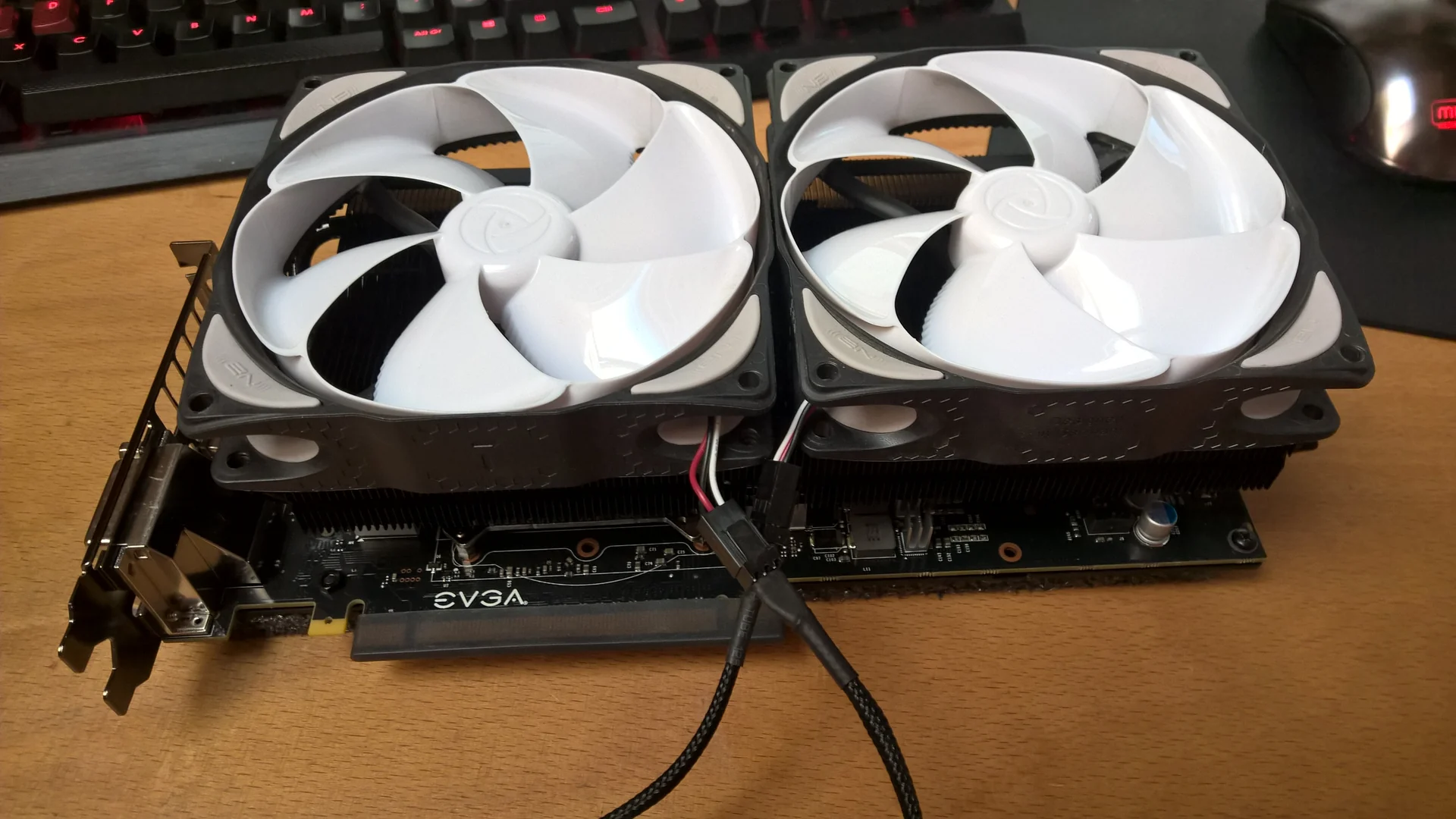 NCASE M1 Mamba Mod: Grafikkarte mit zwei hellen Lüftern