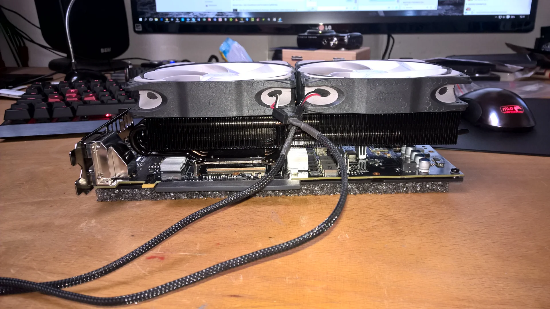 NCASE M1 Mamba Mod: Grafikkarte mit provisorisch angeschlossenen Lüftern