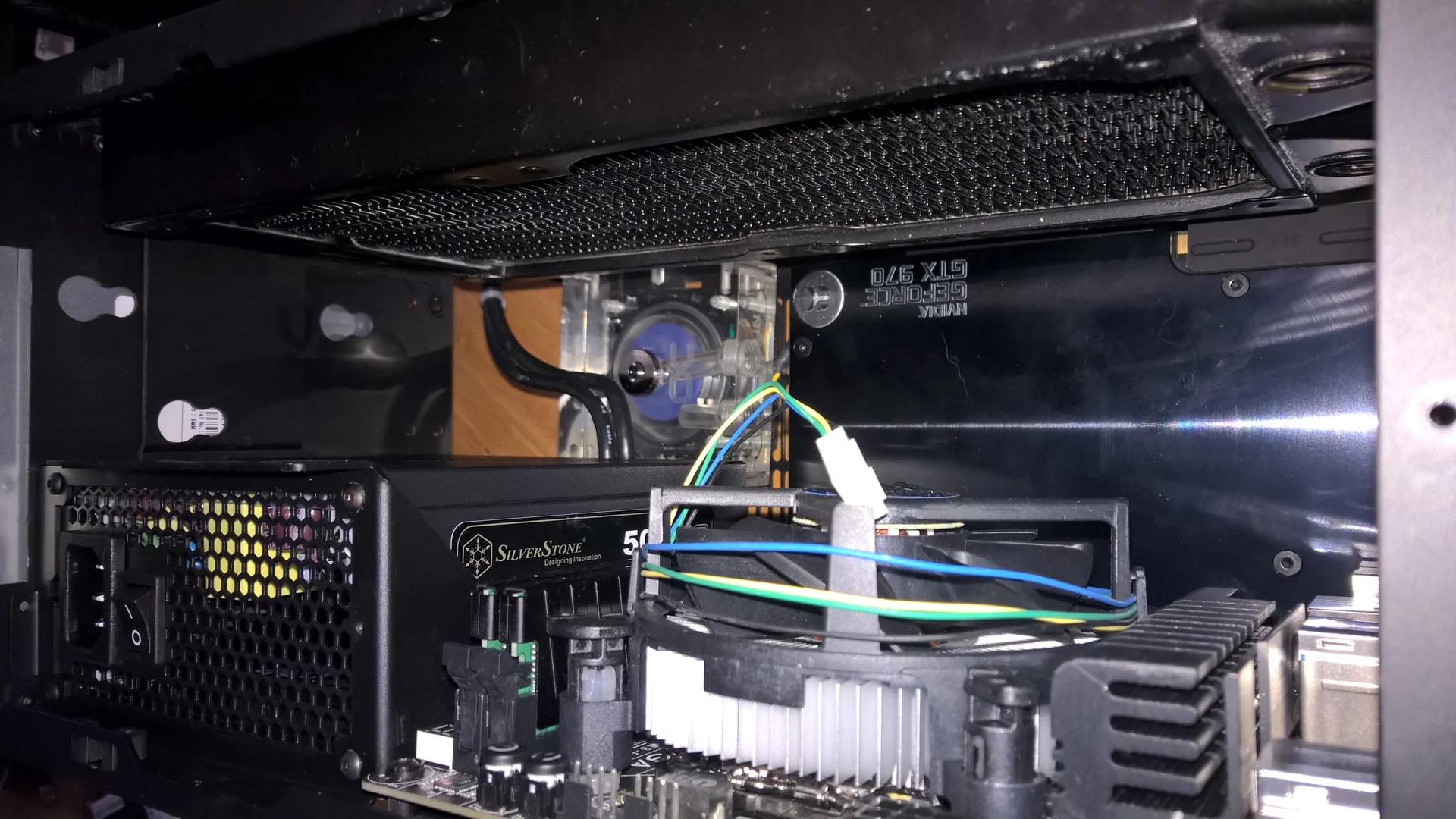 NCASE M1 Mamba Mod: Wasserkühler und Grafikkarte im eingebauten Zustand