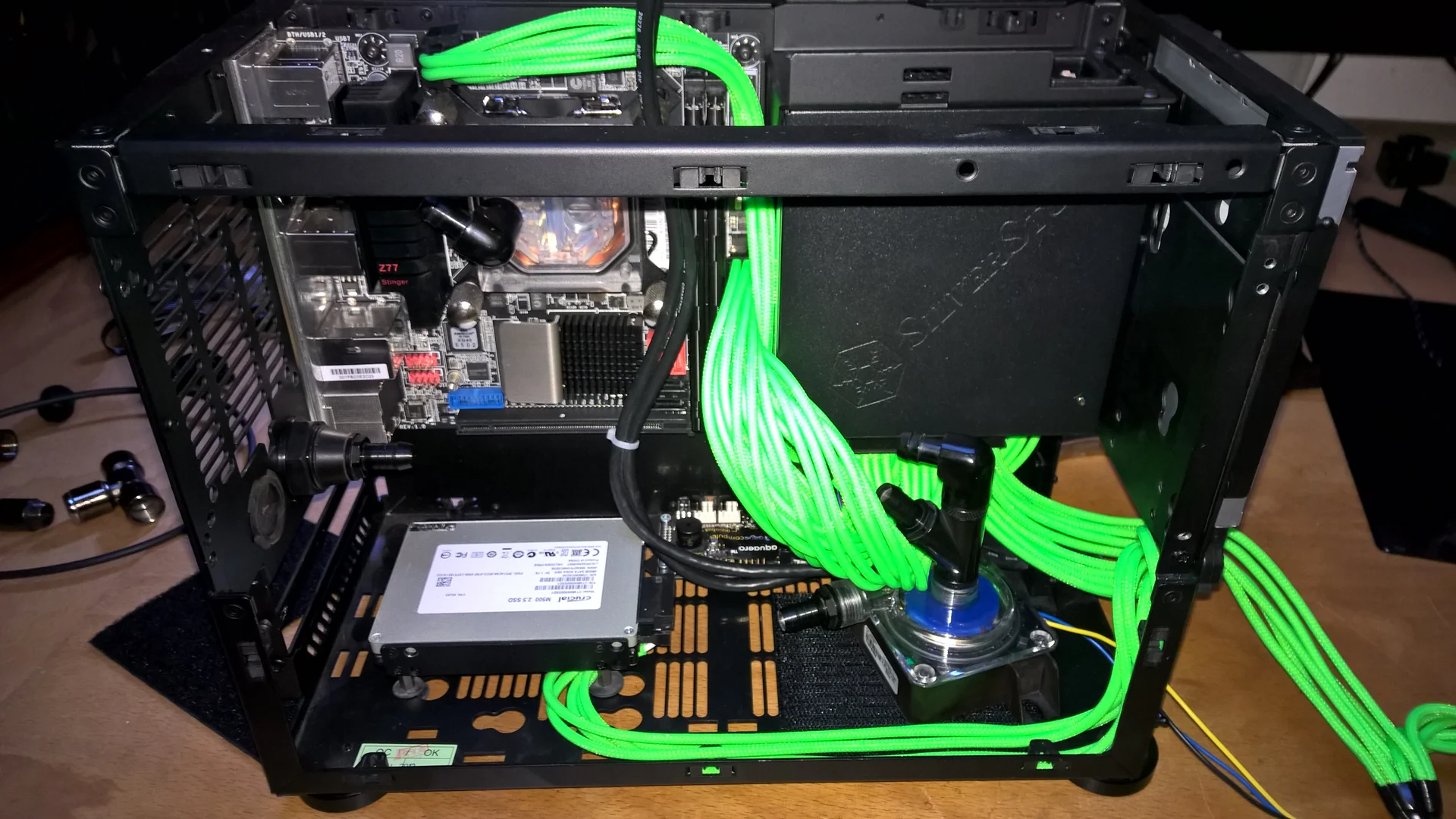 NCASE M1 Mamba Mod: Mainboard, Wasserkühlung und grüne Verkabelung im offenen Gehäuse