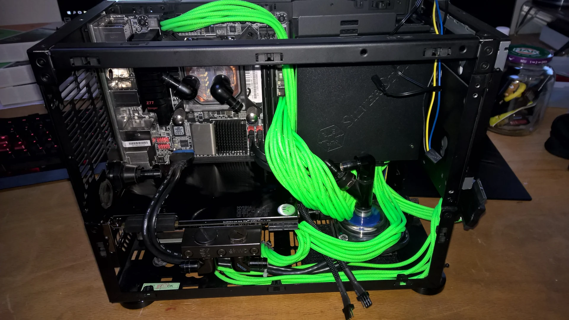NCASE M1 Mamba Mod: offener Innenaufbau mit Radiator und grünen Kabelsträngen