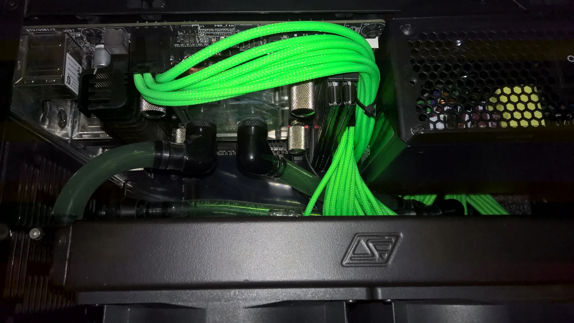 NCASE M1 Mamba Mod: Innenraum mit Pumpe, Schläuchen und grünem Kabelbündel