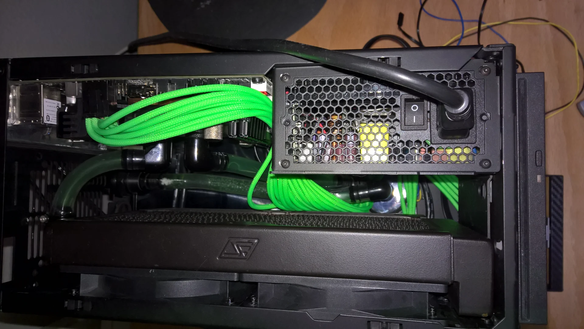 NCASE M1 Mamba Mod: Draufsicht auf Netzteil, Radiator und grünes Kabelmanagement