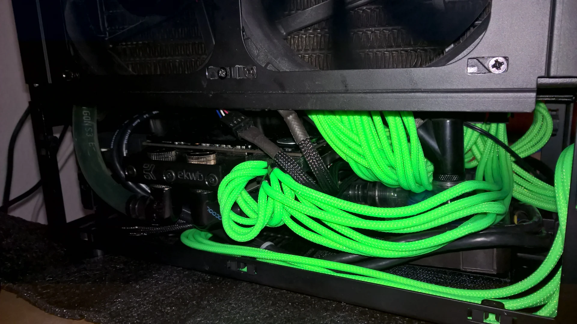 NCASE M1 Mamba Mod: sauber geführte grüne Kabel im unteren Innenraum