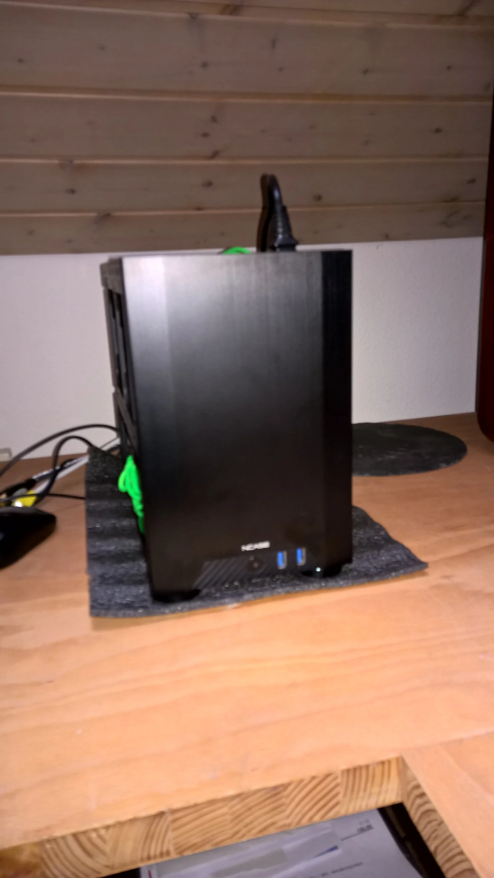 NCASE M1 Mamba Mod: geschlossenes schwarzes NCASE M1 auf dem Schreibtisch