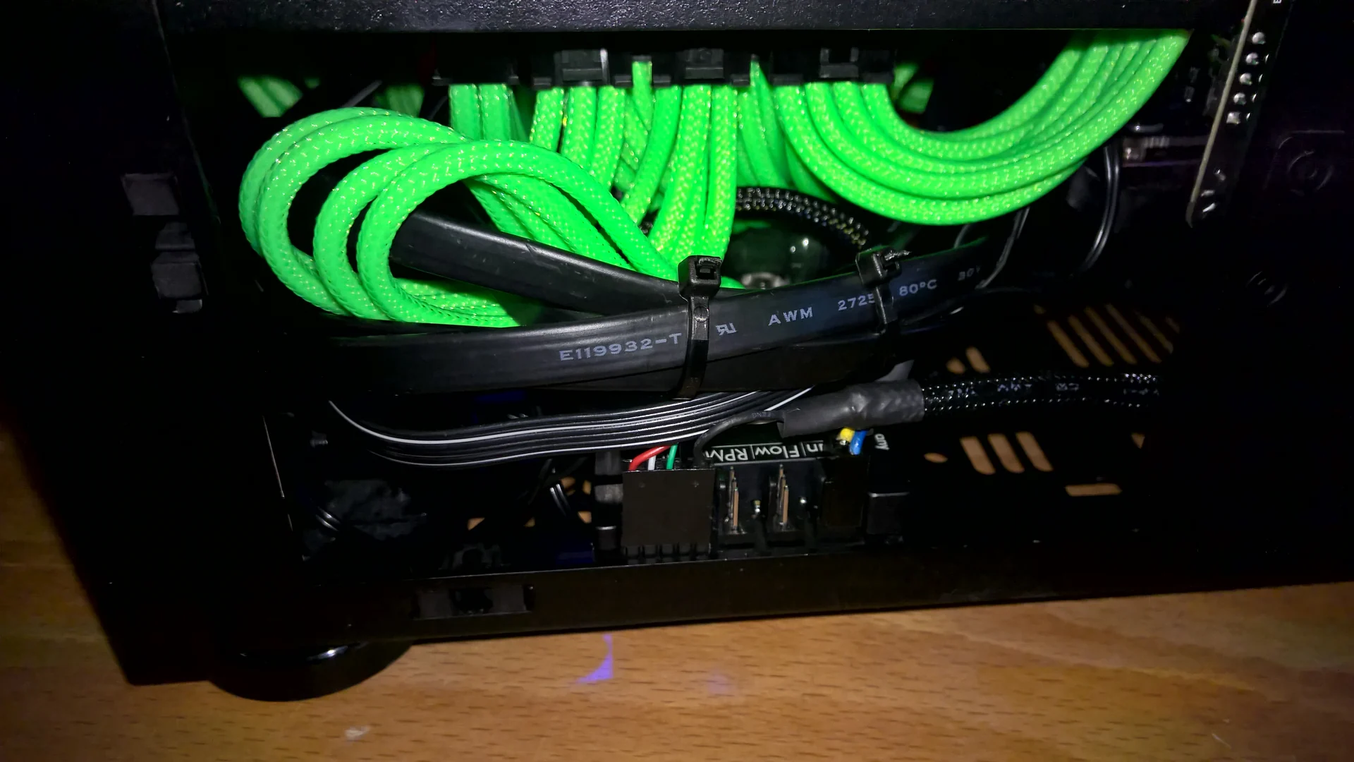 NCASE M1 Mamba Mod: grüne Kabel und Hardware im beleuchteten Innenraum