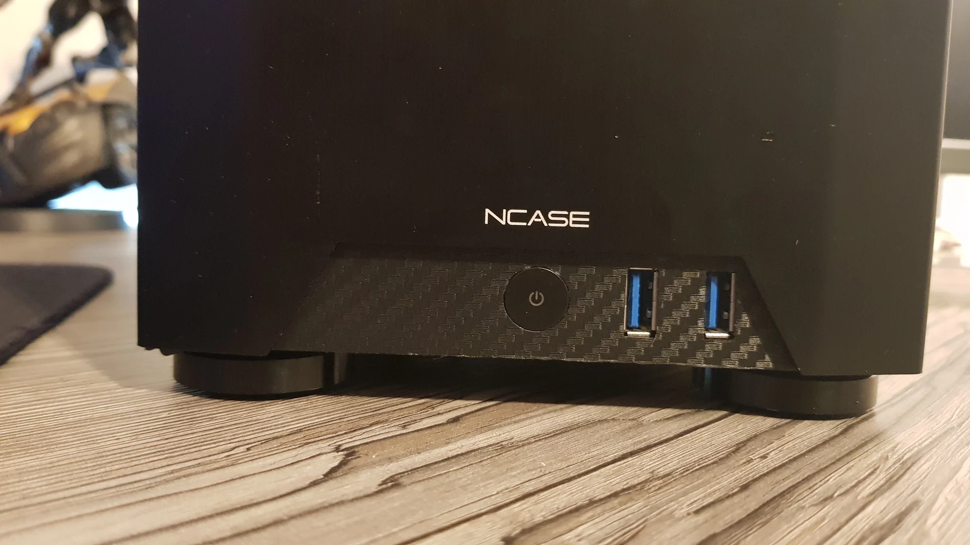 NCASE M1 Mamba Mod: schlichte schwarze Front mit NCASE-Schriftzug
