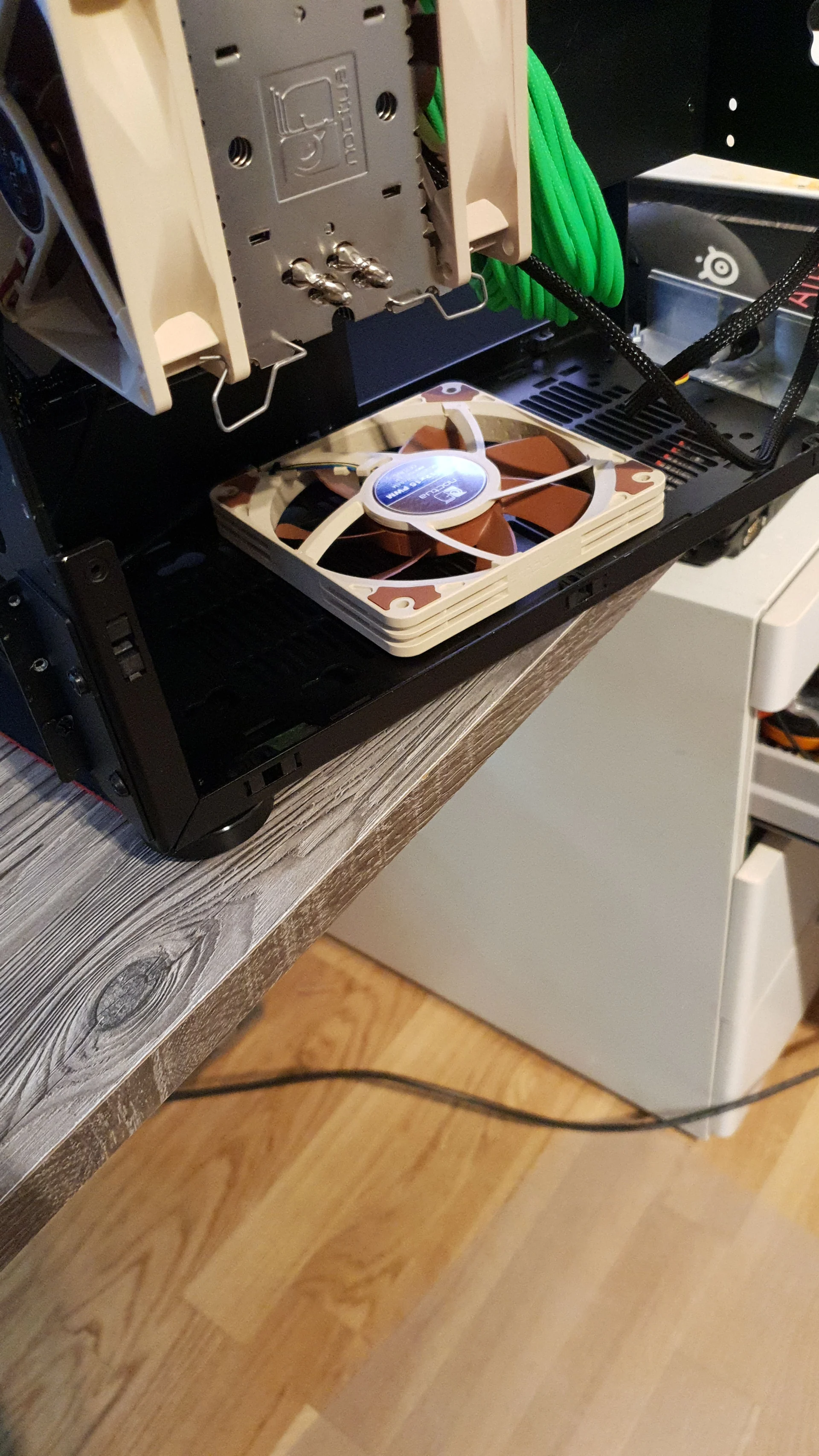 NCASE M1 Mamba Mod: Noctua-Luftkühler und Bodenlüfter während des Umbaus