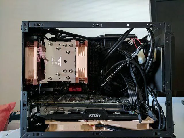 NCASE M1 Mamba Mod: Luftkühler, Grafikkarte und Verkabelung im geöffneten Gehäuse