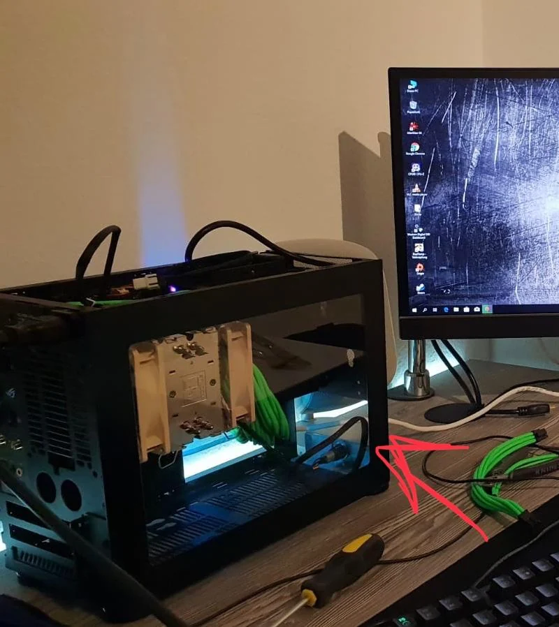 NCASE M1 Mamba Mod: offener Luftkühlungsaufbau am Arbeitsplatz