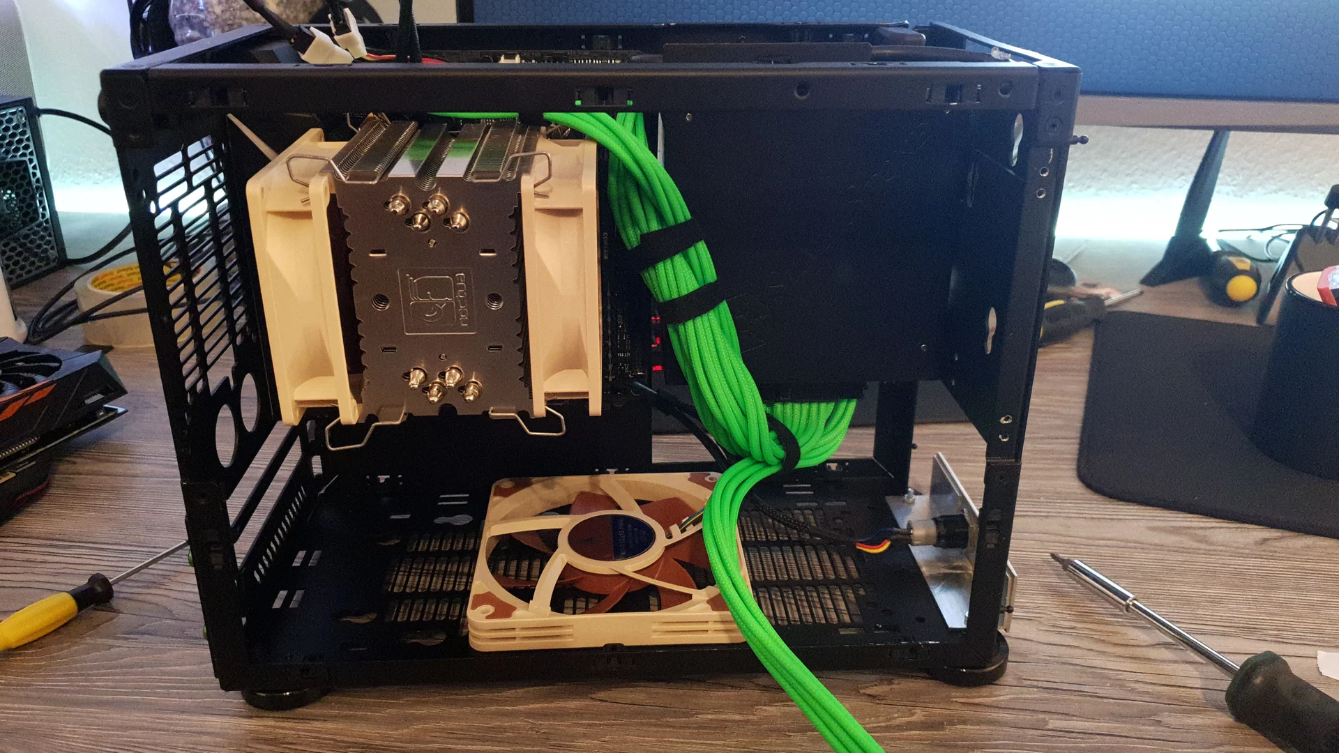 NCASE M1 Mamba Mod: Luftkühler und grüne Kabel bei geöffneter Seitenwand