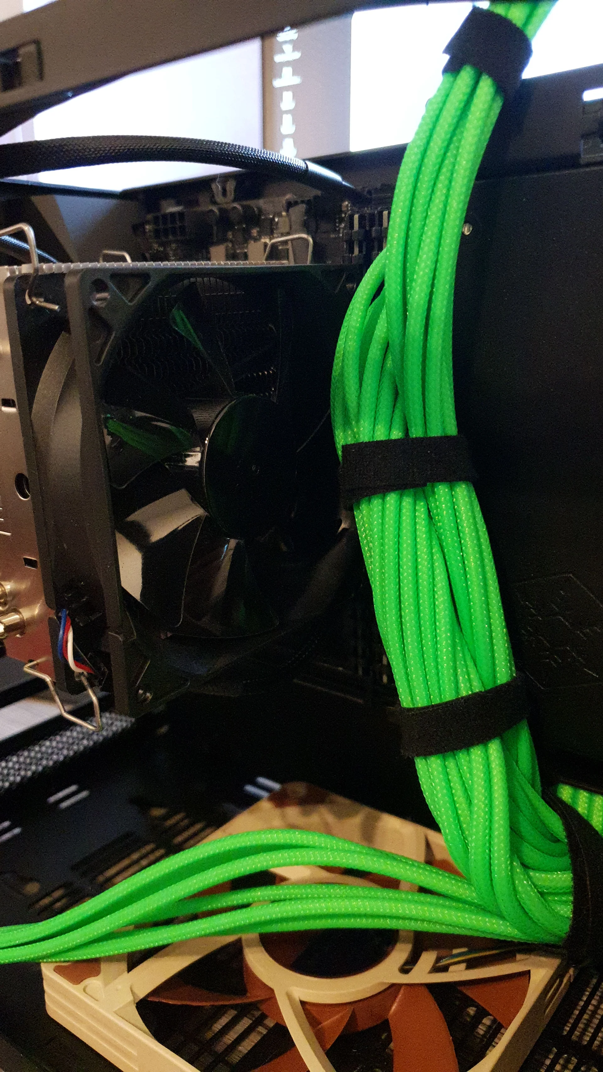 NCASE M1 Mamba Mod: Detail der gebündelten grünen Stromkabel