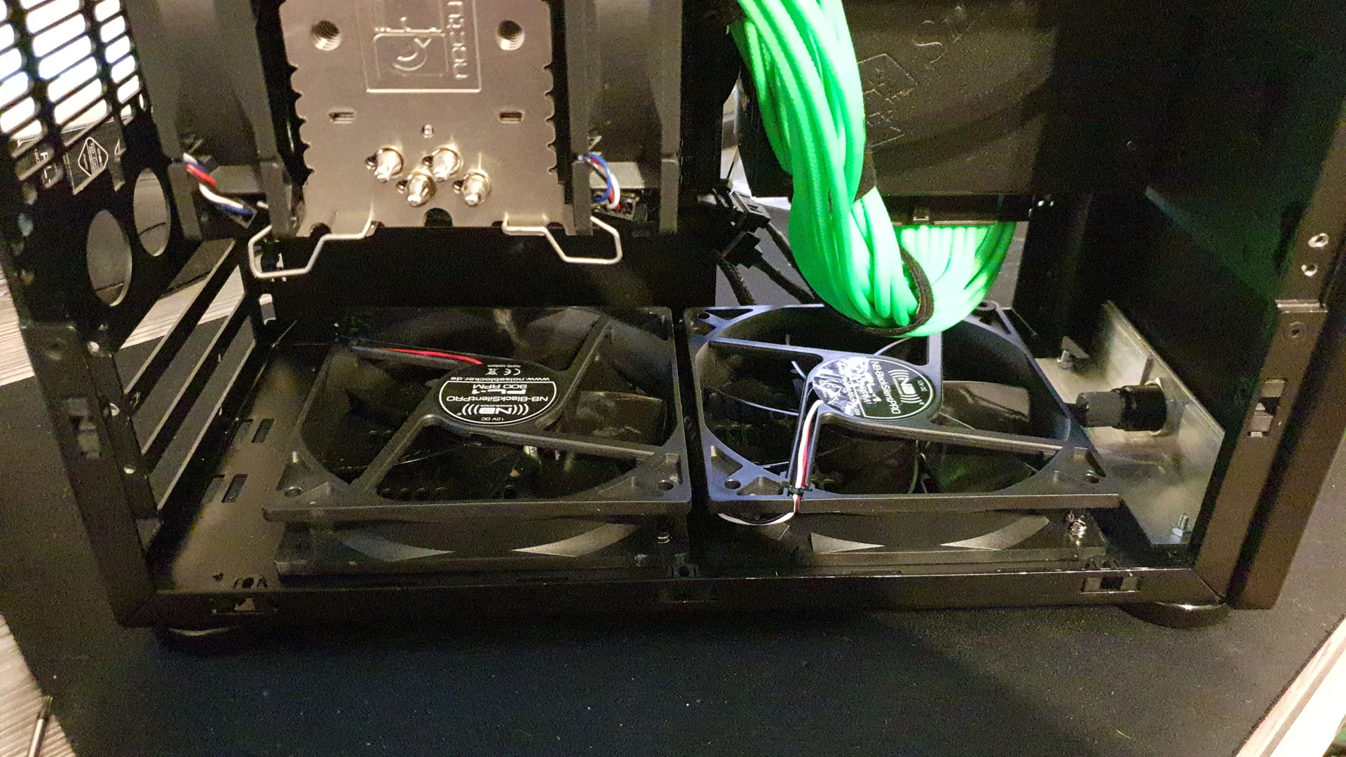 NCASE M1 Mamba Mod: Blick von oben auf Lüfter, Kühler und grüne Verkabelung
