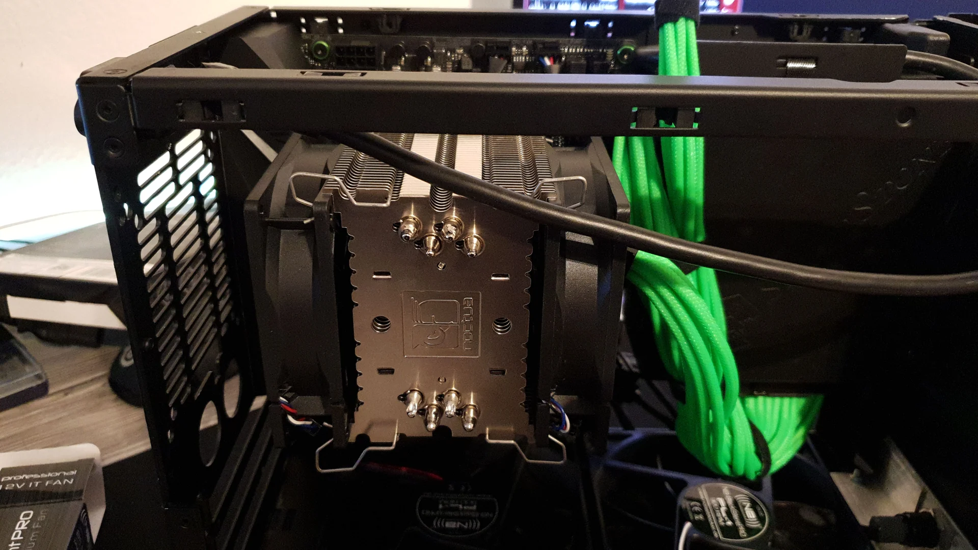 NCASE M1 Mamba Mod: seitliche Innenansicht mit Noctua-Kühler und Grafikkarte