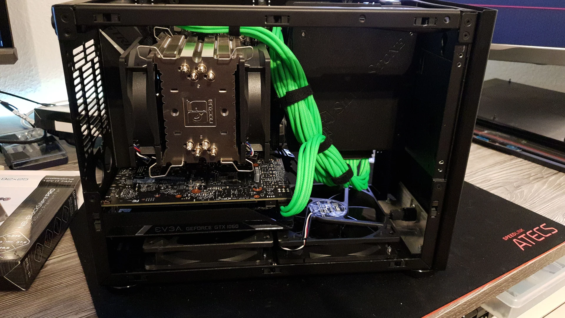 NCASE M1 Mamba Mod: Grafikkarte und grüne Kabel im unteren Innenraum