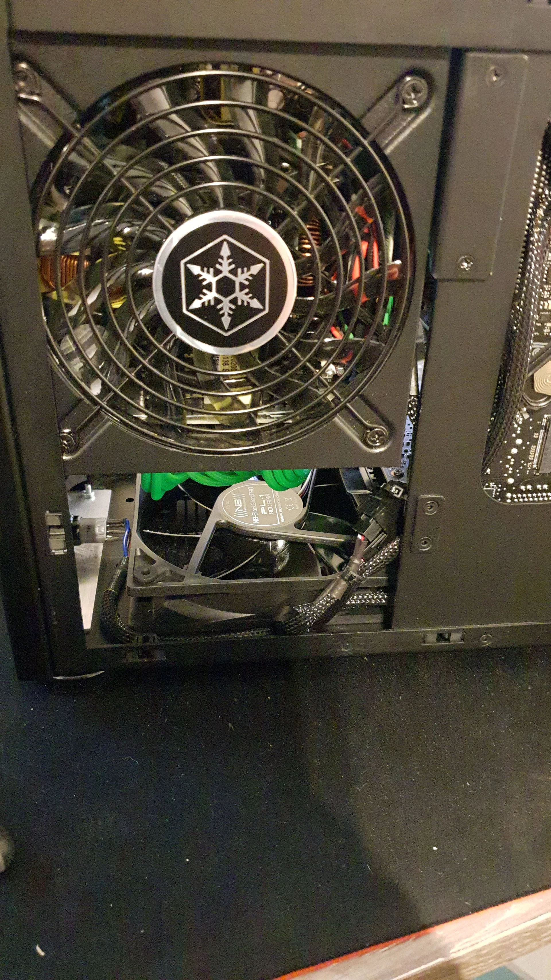 NCASE M1 Mamba Mod: fertiger Aufbau mit Seitenfenster auf dem Schreibtisch