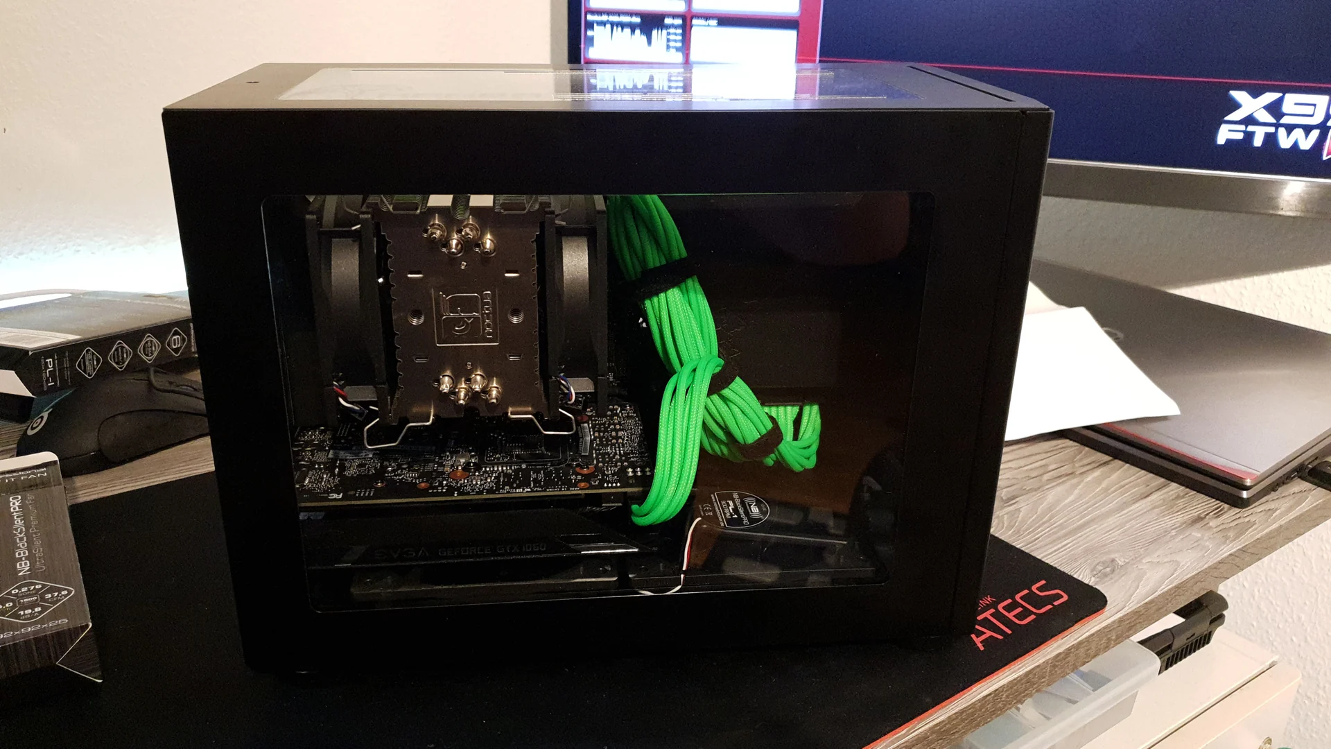 NCASE M1 Mamba Mod: Innenansicht mit Luftkühler, Grafikkarte und grünen Kabeln
