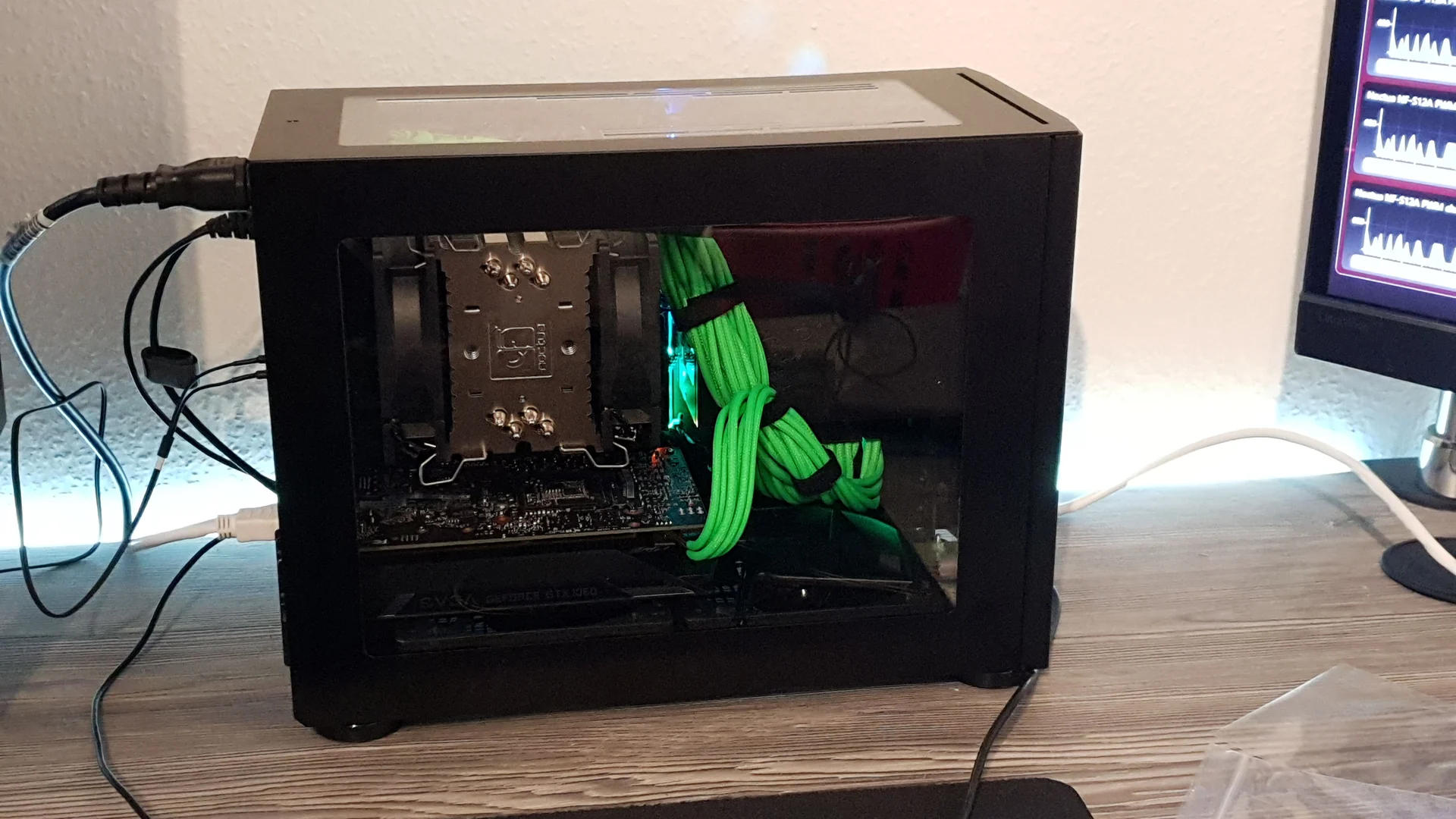NCASE M1 Mamba Mod: geschlossener Mamba mit Top Window am Arbeitsplatz