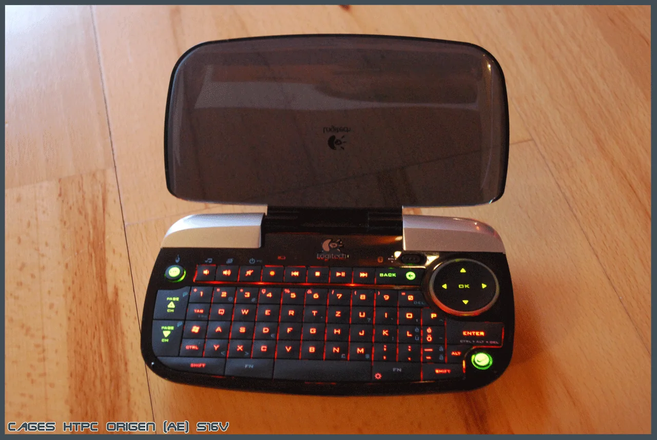 Logitech diNovo Mini mit aufgeklappter Tastatur