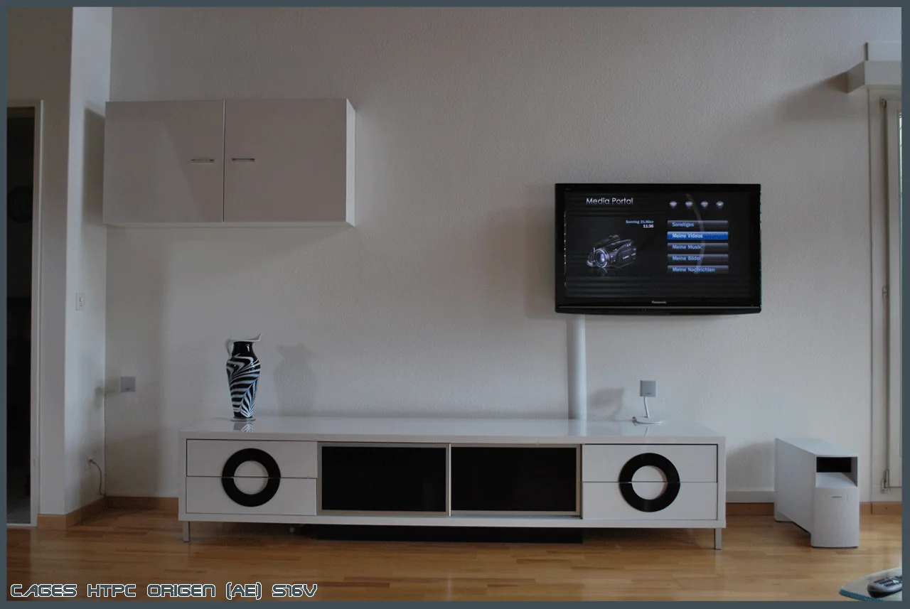 Wohnzimmer-Setup mit OrigenAE HTPC, Fernseher und Bose-System