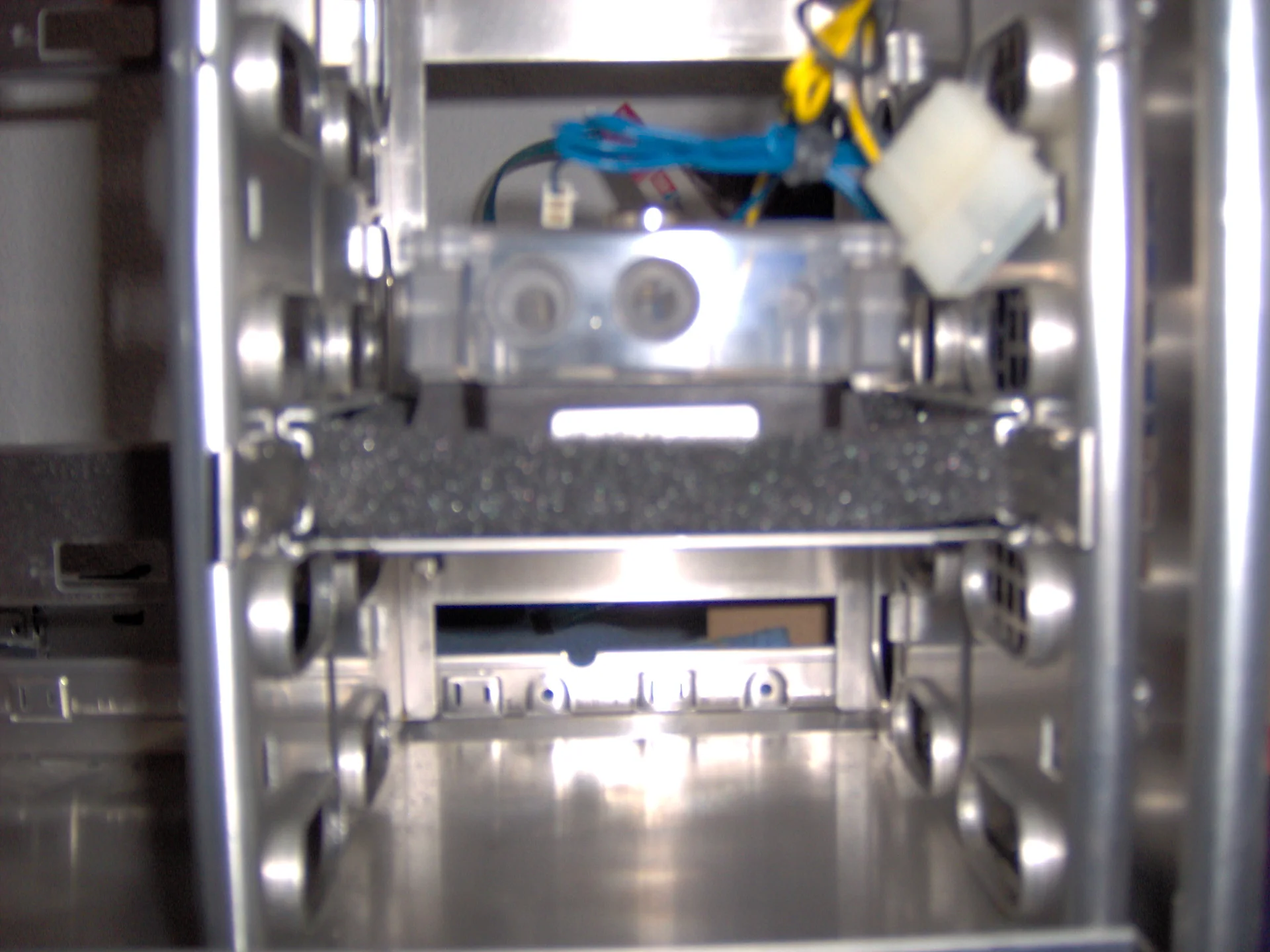 Scottys Shark Mod: Mainboard und Wasserkühler während des Umbaus