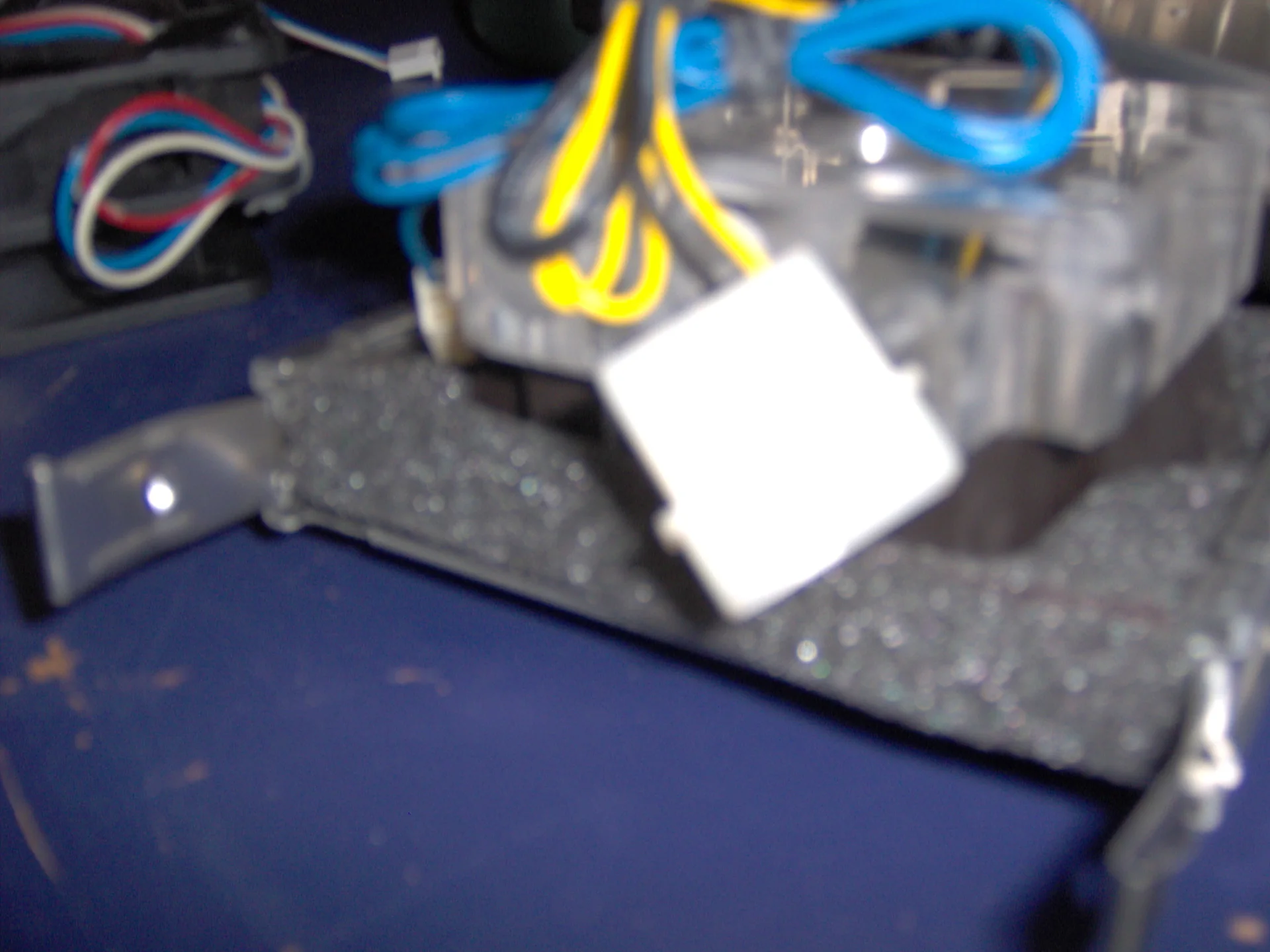 Scottys Shark Mod: Mainboard und Wasserkühler während des Umbaus
