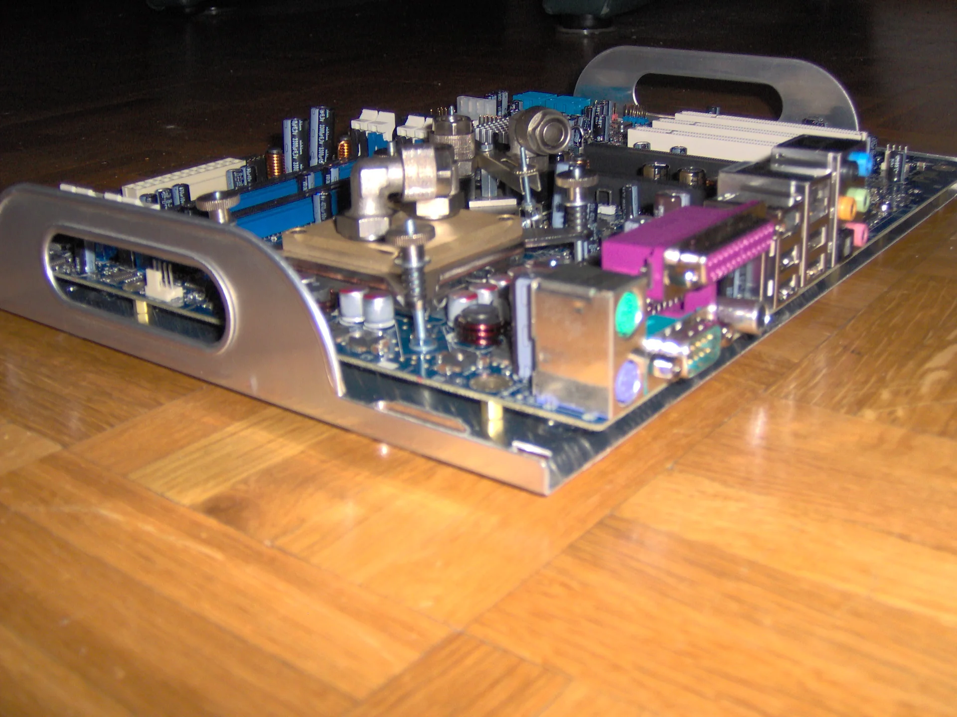 Scottys Shark Mod: Mainboard und Wasserkühler während des Umbaus