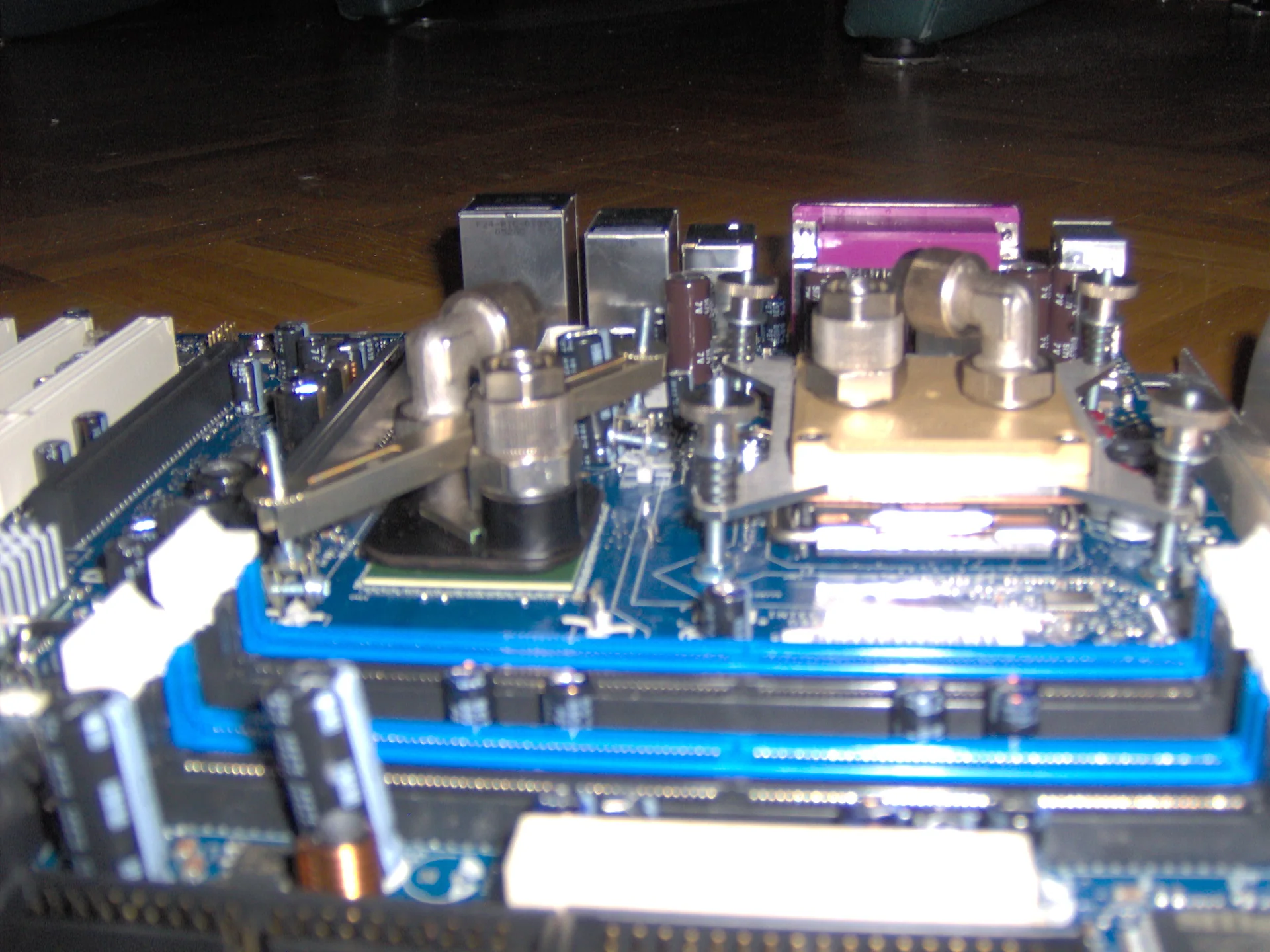 Scottys Shark Mod: Mainboard und Wasserkühler während des Umbaus