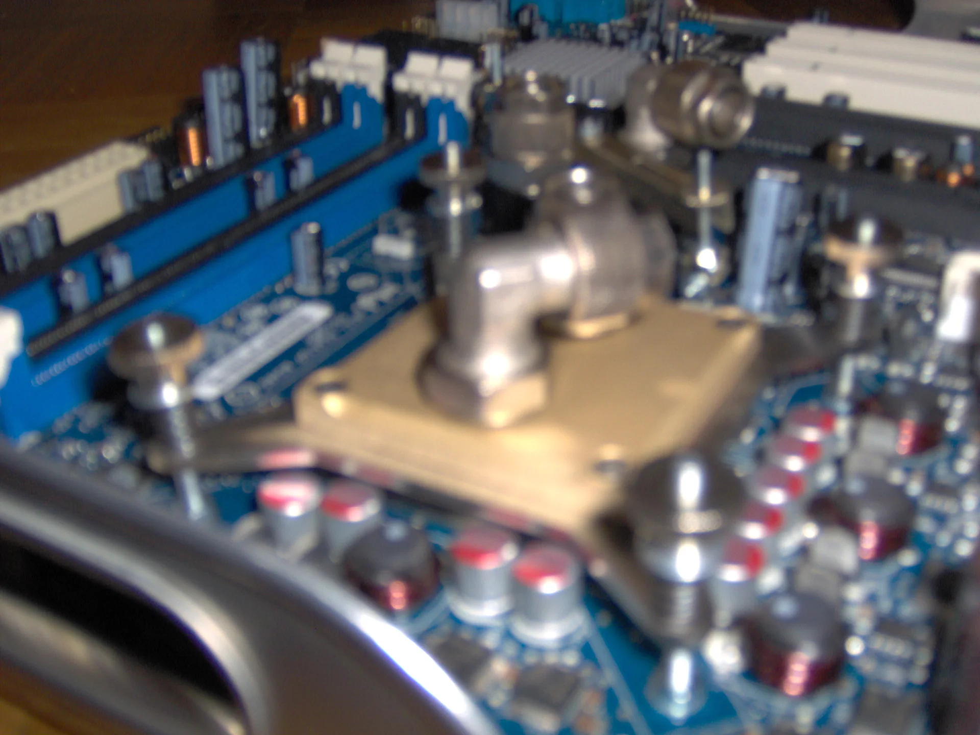 Scottys Shark Mod: Mainboard und Wasserkühler während des Umbaus