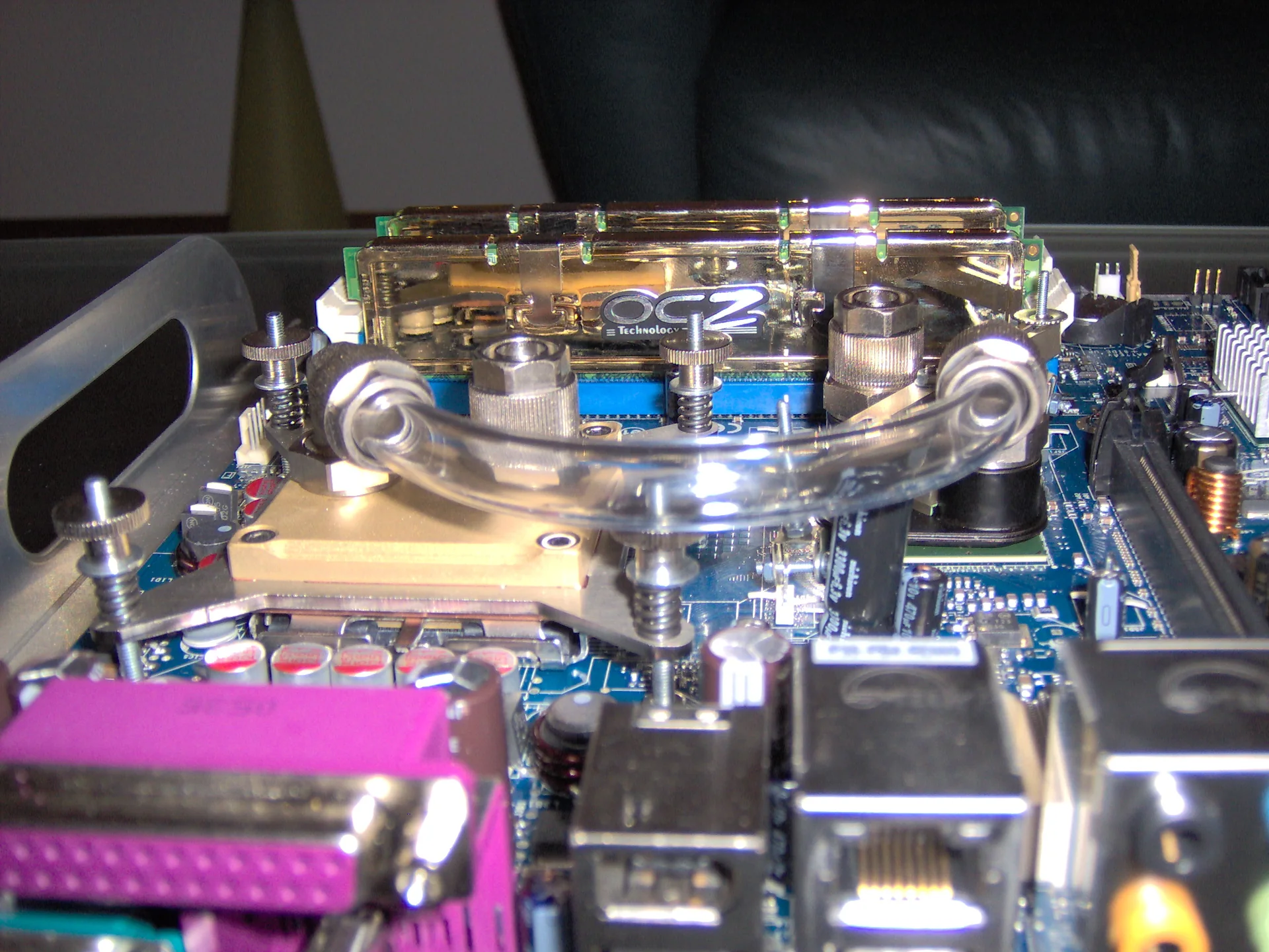 Scottys Shark Mod: Mainboard und Wasserkühler während des Umbaus