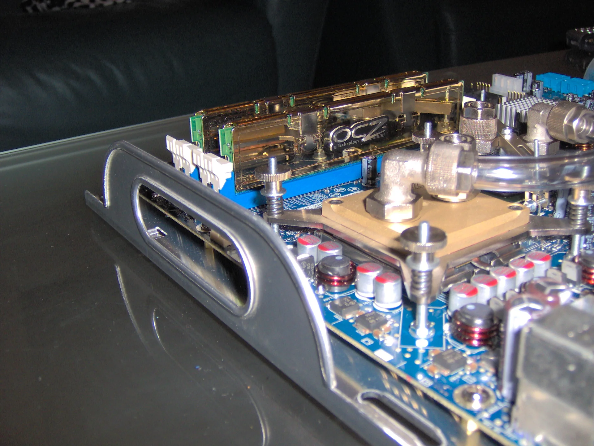 Scottys Shark Mod: Mainboard und Wasserkühler während des Umbaus