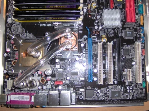 Scottys Shark Mod: Mainboard mit montierten Wasserkühlern