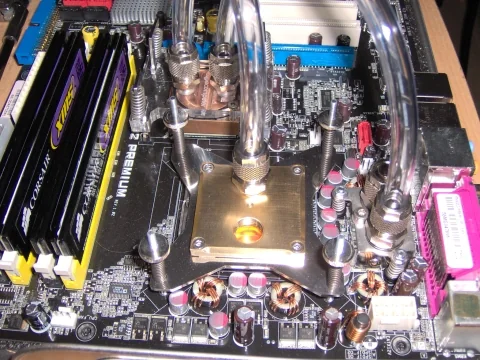 Scottys Shark Mod: Mainboard mit montierten Wasserkühlern