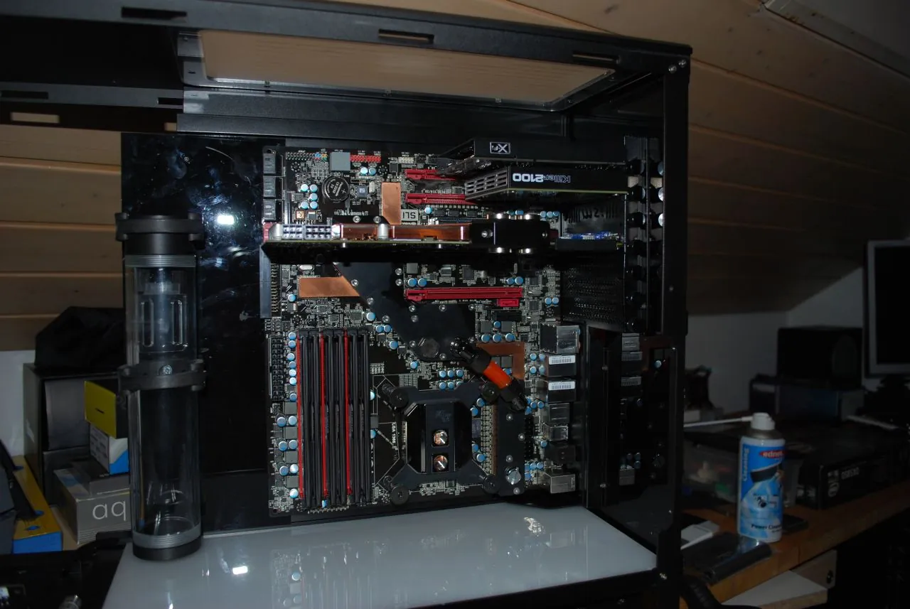 SilverStone TJ07 BloodMod: Kartenverbaut: Aufnahme 1