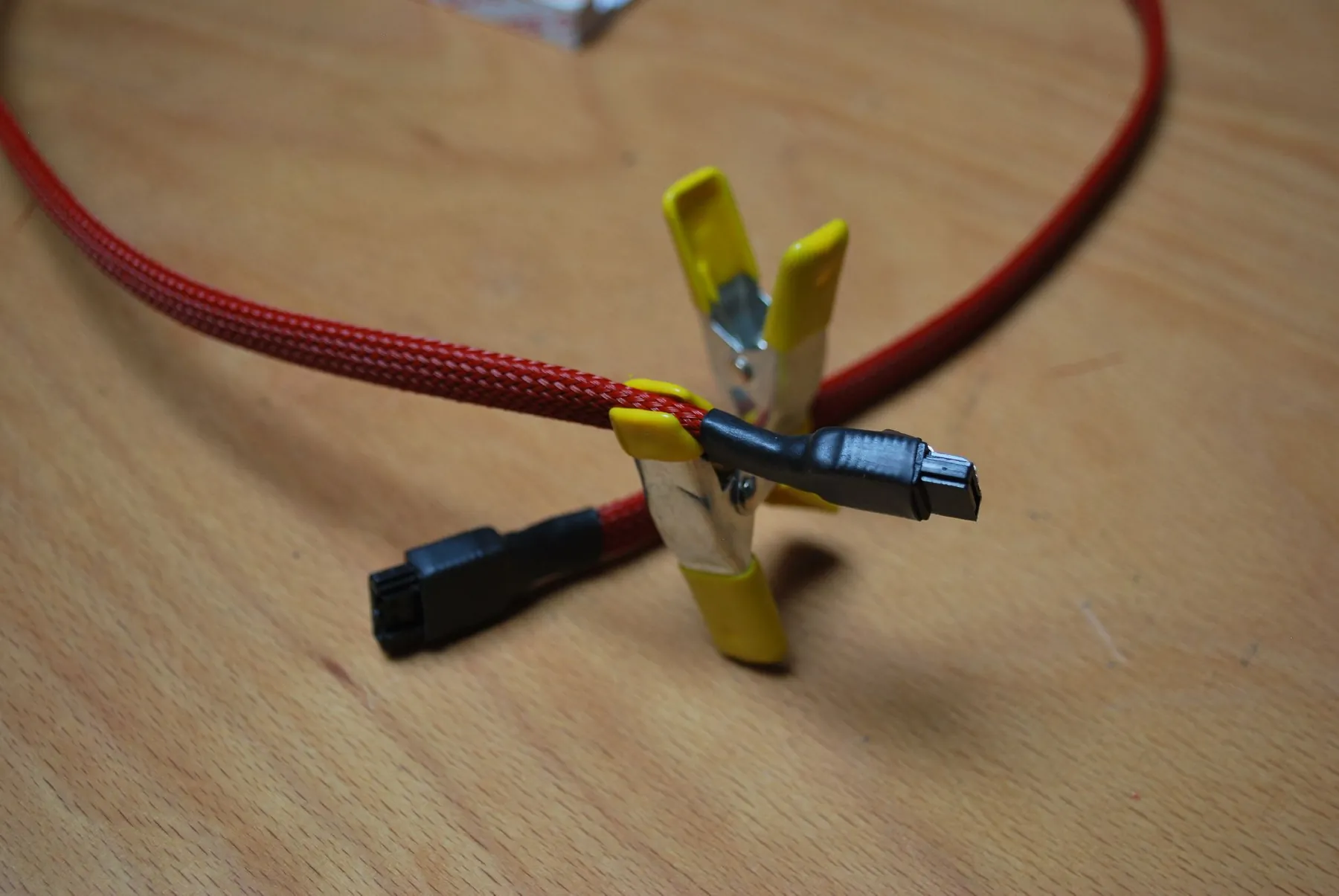 SilverStone TJ07 BloodMod: SATA KABEL: Aufnahme 2