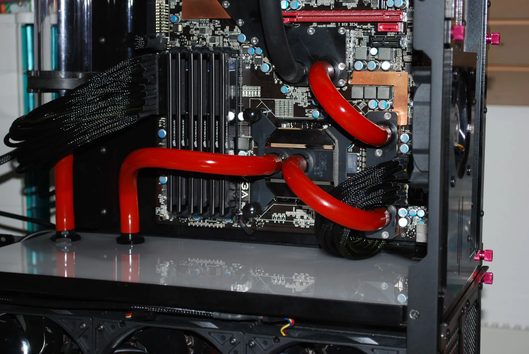 SilverStone TJ07 BloodMod: Schlauch: Aufnahme 2
