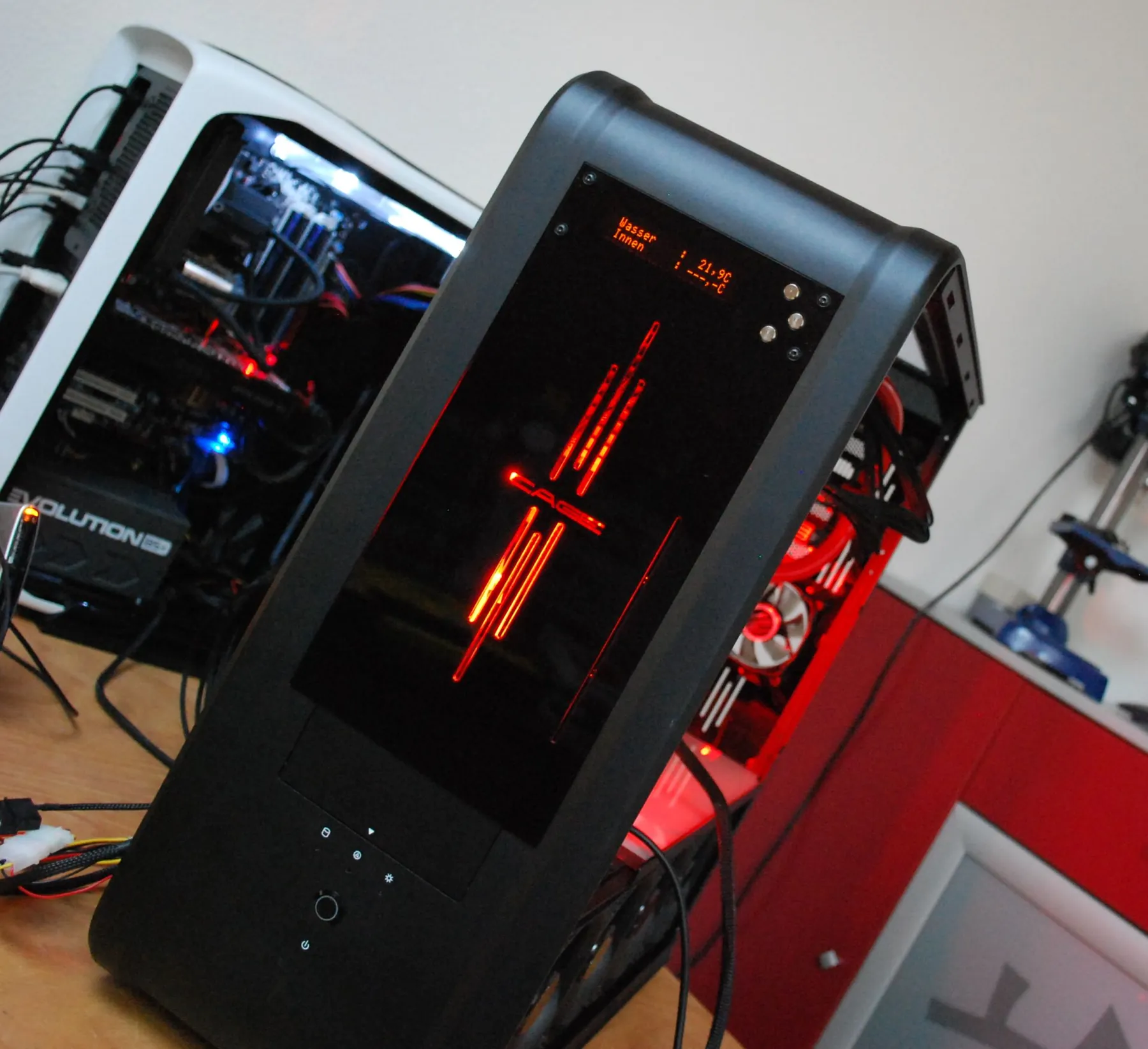 SilverStone TJ07 BloodMod: Front mit Licht: Aufnahme 1