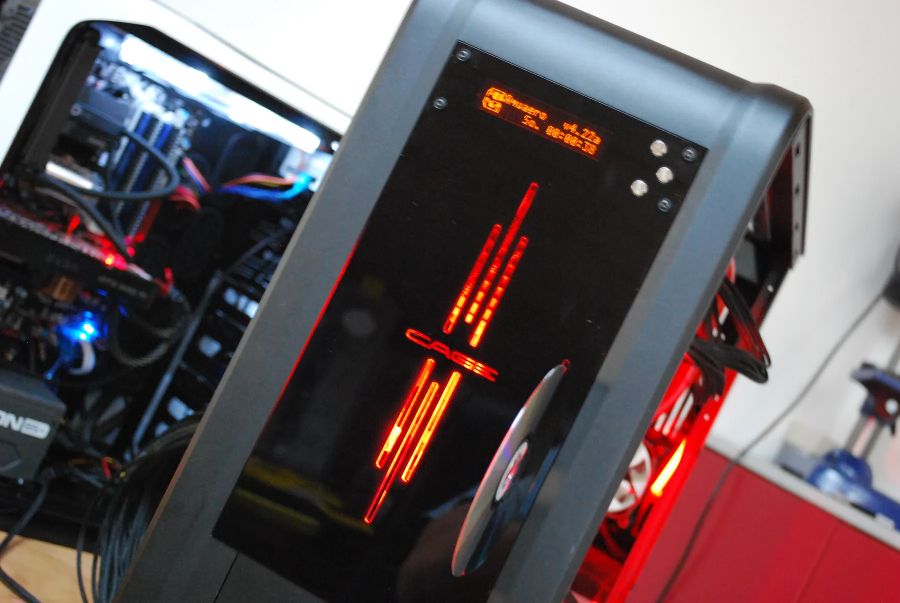 SilverStone TJ07 BloodMod: Front mit Licht: Aufnahme 2